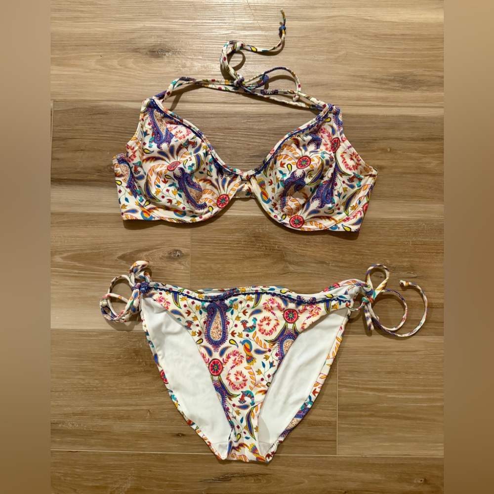 Freya paisley bikini, size 38D top and L bottom. White